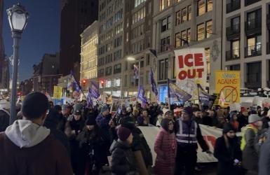 मिनियापोलिस आन्दोलनप्रति ऐक्यबद्धता र ‘आईस’को अपहरण बन्दको माग गर्दै युनियन स्क्वायरमा हजारौँ न्यूयोर्कवासी